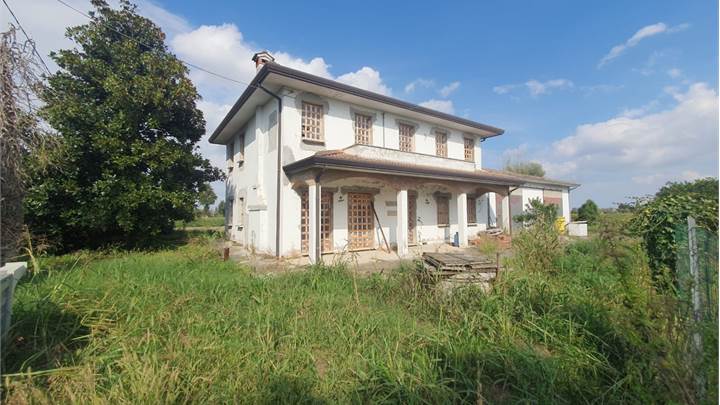 Casalserugo - Casa singola con ricovero attrezzi 