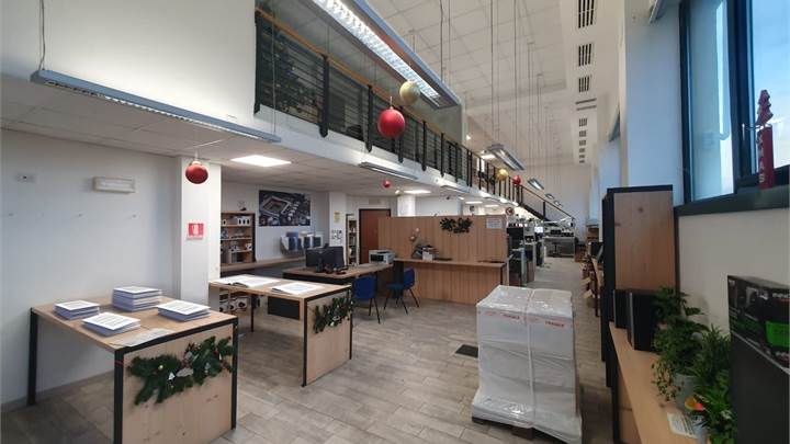 Cartura - Locale commerciale con laboratorio/magazzino e uffici