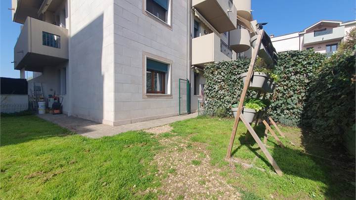 Selvazzano Dentro (PD) - Bicamere con giardino 