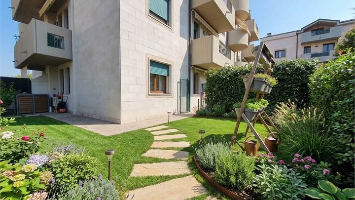 Selvazzano Dentro (PD) - Bicamere con giardino 