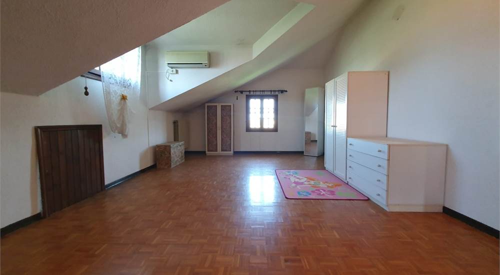 stanza con camino mansardata