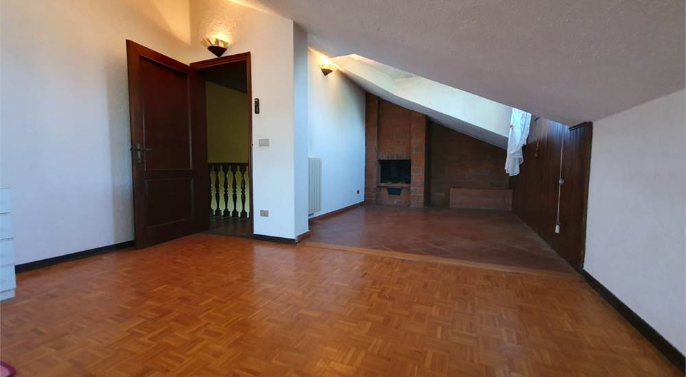 stanza con camino mansardata