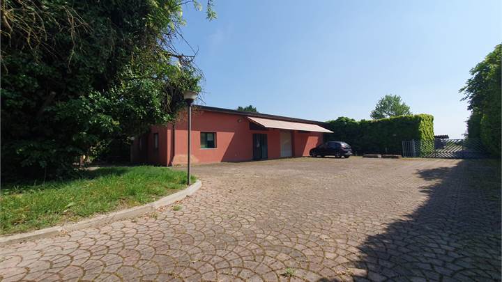 Pernumia - Uffici- laboratorio e fabbricati ex stalle