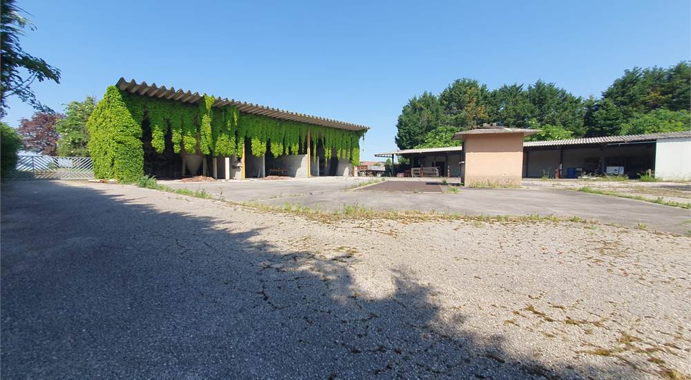 complesso fabbricati ex stalle